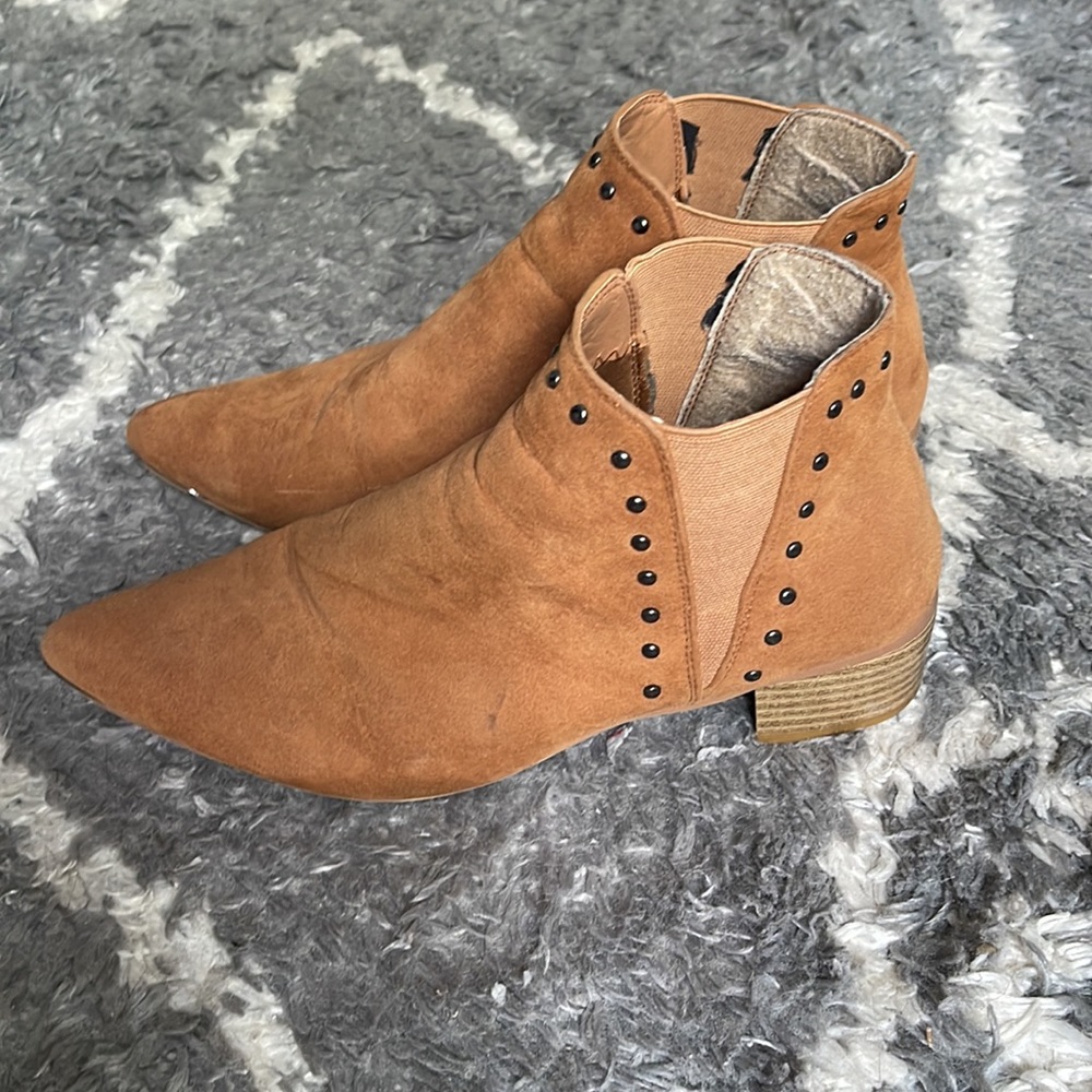 Pointed Toe Suede Cognac Boots